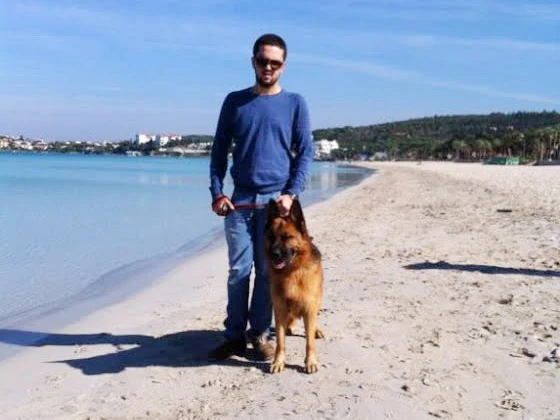 Feridun Bey ve ailesi Alman Çoban Köpekleriyle çok mutlu