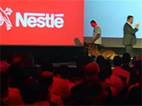 Nestle yıllık genel toplantısında Alman Kurdu Flap'ın gösterisi
