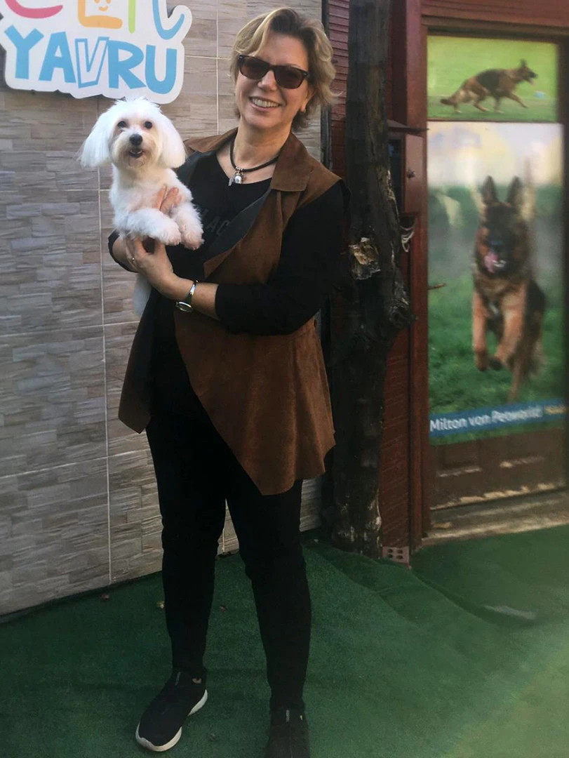 Maltese Sheila eğitimlerini başarıyla tamamladı