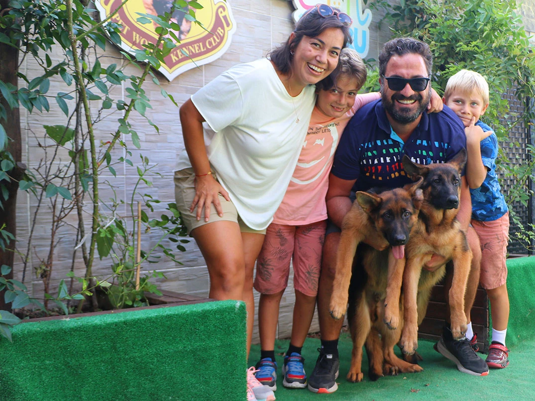 Kubilay Bey ve ailesi Alman Çoban yavrularına kavuştular